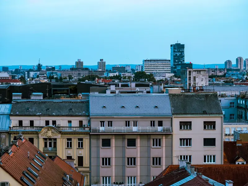 Krovovi i zgrade Zagreba u sumrak